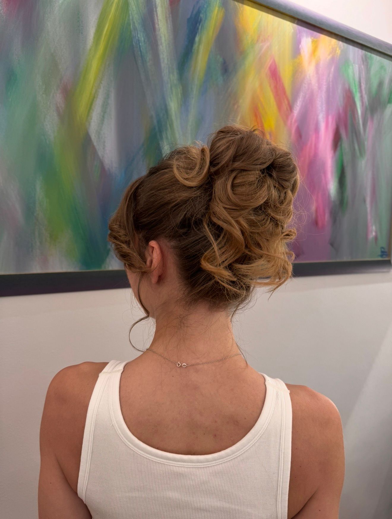 Elegante Hochsteckfrisur mit Locken und Volumen
