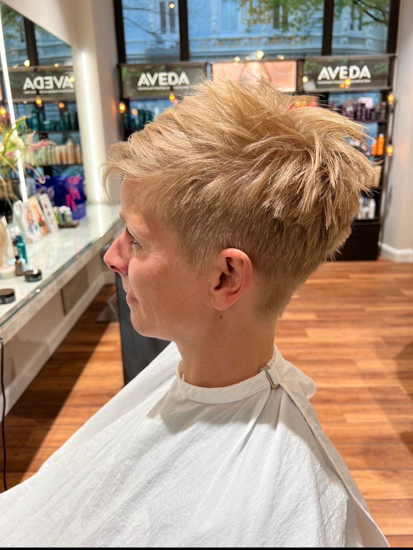 Kurzhaarschnitt mit texturiertem Deckhaar und modernem Finish
