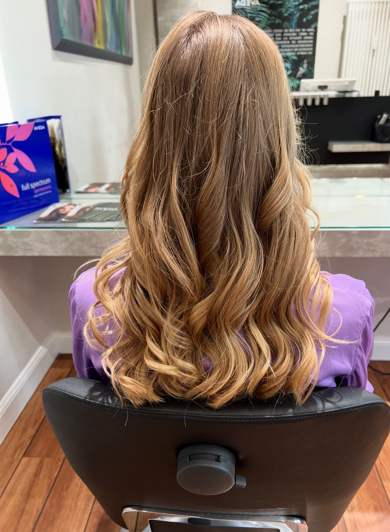 Voluminöse Locken in Blond‑ und Hellbrauntönen
